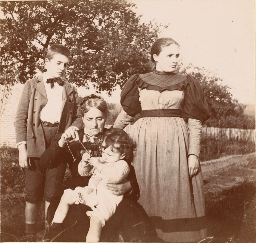 Femme Assise Et Trois Enfants Dans Le Jardin Auguste Delaherche