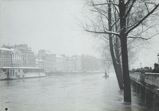 Paris Inondation Une Berge De La Seine Sous L Eau Charles Augustin