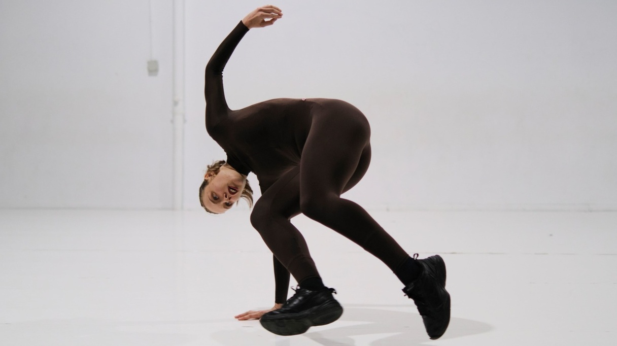 Danse dans les Nymphéas • Suzanne Henry, Elle brûle