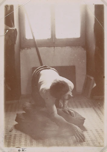 Alphonse Mucha - Modèle accroupi dans l'atelier du peintre Alphonse Mucha