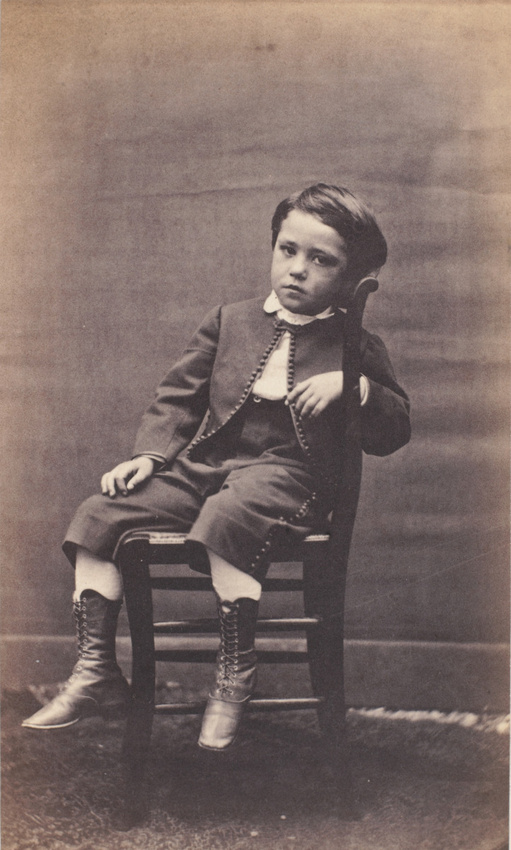 Achille Bonnuit - Petit garçon assis sur une chaise