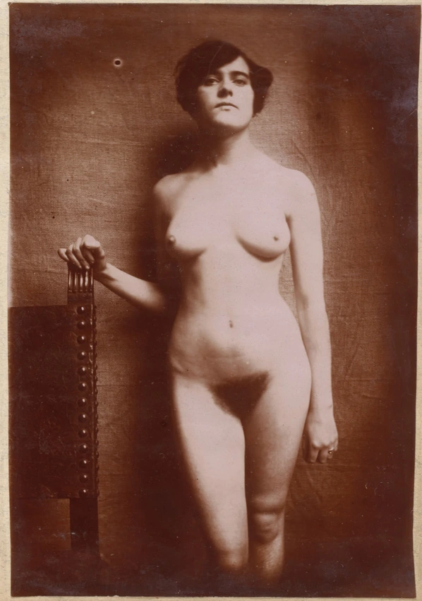 François-Rupert Carabin - Femme nue debout de face, la main droite posée sur une...