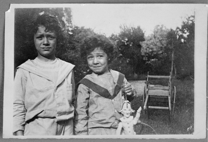 Pierre Bonnard - Jean et Charles tenant un polichinelle
