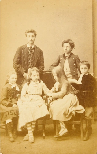 C. Robert - Laurence et Anna Alma-Tadema, à l'âge de dix et huit ans, en compagn...