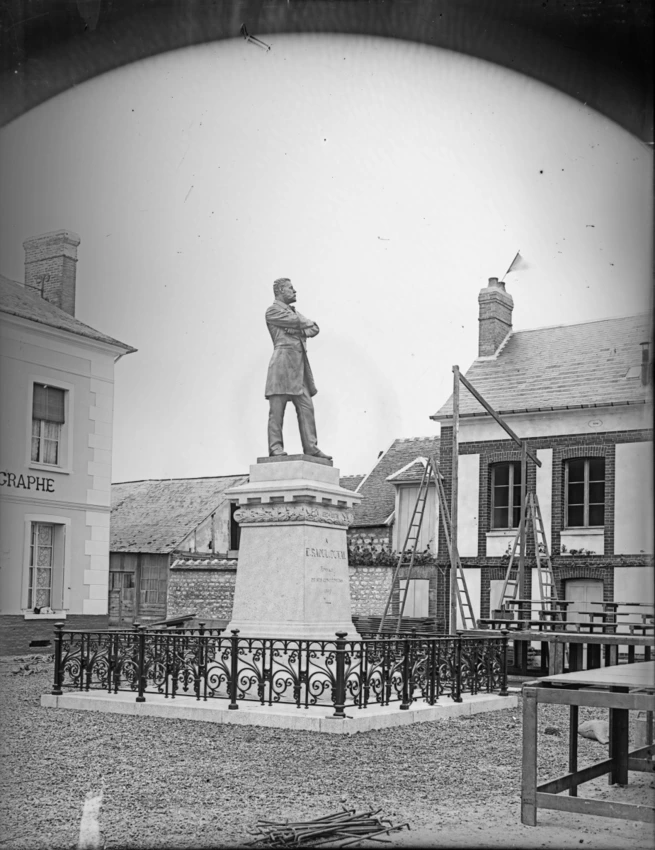 Monument à Raoul Duval par Louis Emile Décorchemont à Notre-Dame du Vaudreuil - Louis Emile Décorchemont