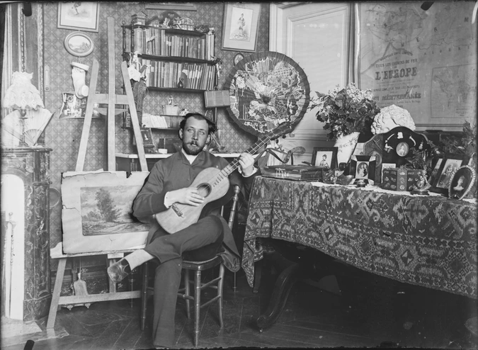 Louis Emile Décorchemont - Décorchemont (?) dans son bureau avec une guitare