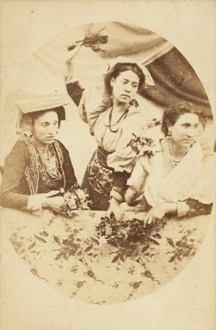 Fratoddi - Trois italiennes au balcon, pendant le carnaval de Rome