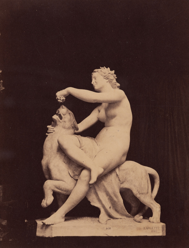 André Adolphe Eugène Disdéri - Statue de femme assise sur un lion d'après J. Val...