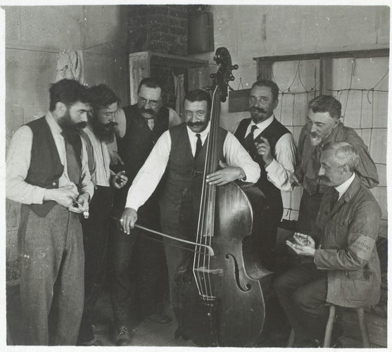 André de Boudinhon - Contrebassiste et musiciens dans une chambre du camp, Holzm...