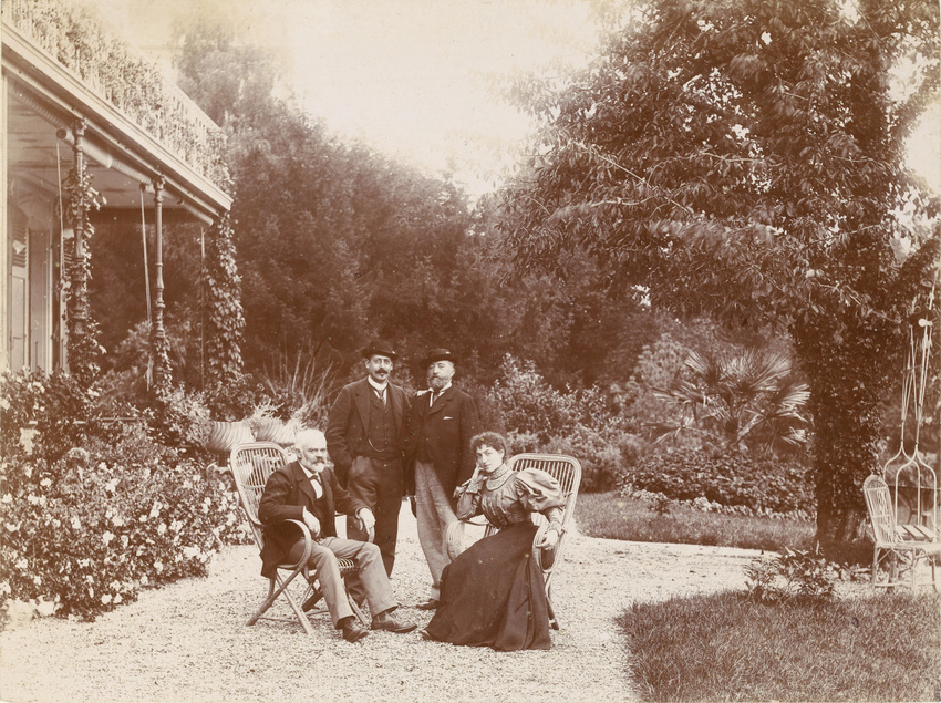 Anonyme - Mr et Mme Salles, Mr Chaster et Mr Mascaut posant dans le jardin à Vev...
