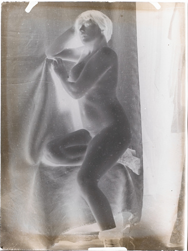 François-Rupert Carabin - Femme nue assise accoudée, portant des chaussures