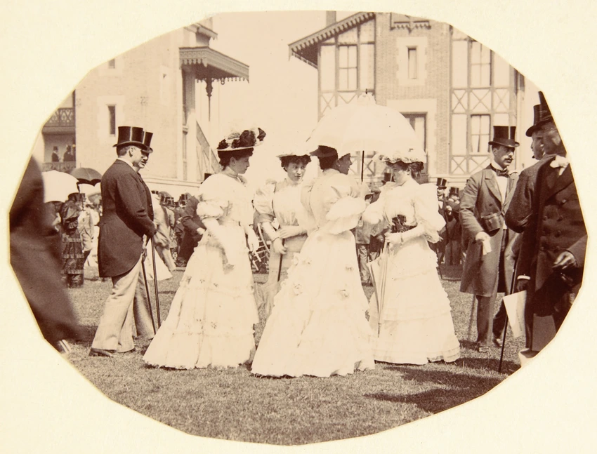 Quatre femmes en blanc au champs de courses - Henri Lemoine
