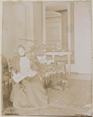 Anonyme - Femme assise dans un intérieur, un journal à la main