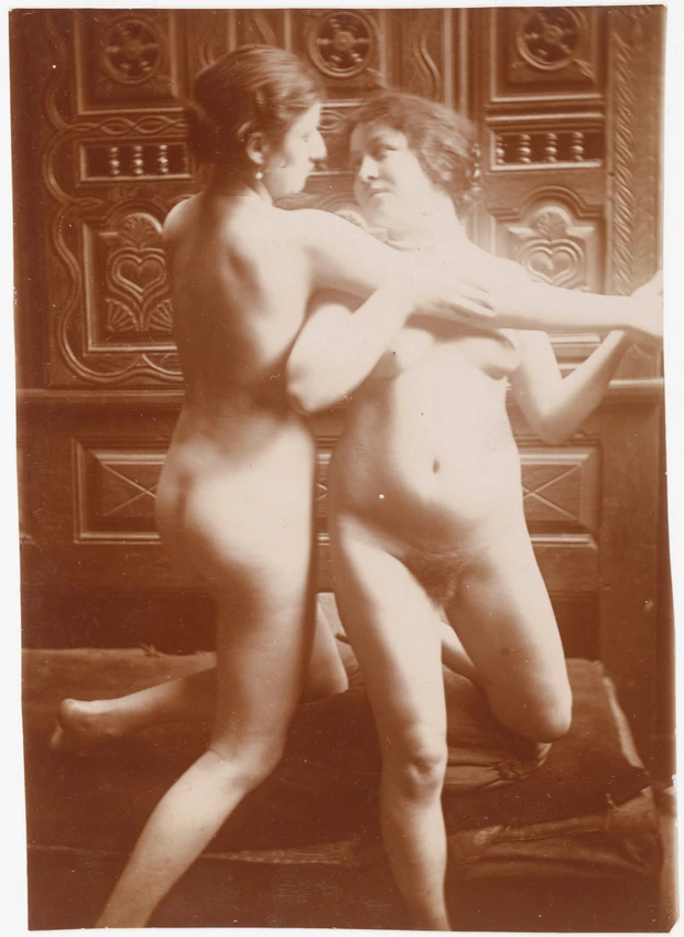 François-Rupert Carabin - Deux femmes nues debout, enlacées