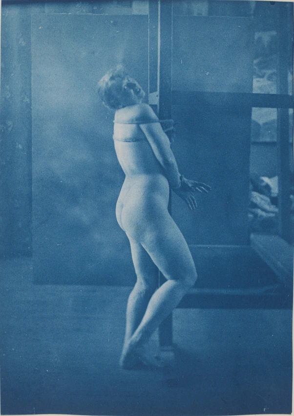 Femme nue profil droit, attachée, appuyée sur une barre - Charles-François Jeandel
