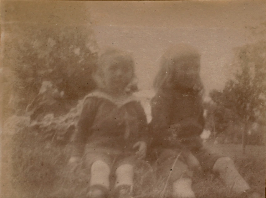 Maurice Denis - Noële et Joël Clouard assis dans l'herbe, Perros-Guirec (Côtes-d...