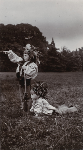 Anonyme - Antoine et Claude Menier jouant aux indiens
