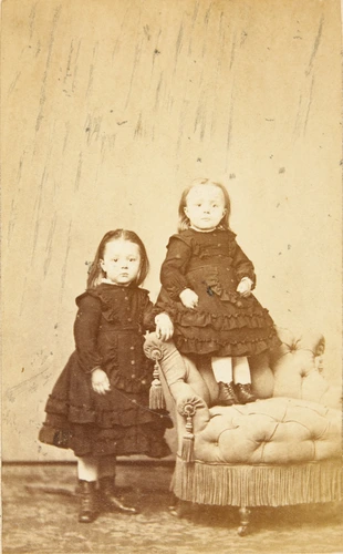A. Moriau - Laurence et Anna Alma-Tadema, les deux filles du peintre, à l'âge de...