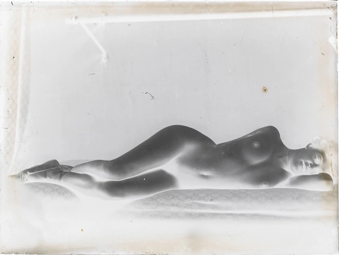 François-Rupert Carabin - Femme nue allongée de face, le bras gauche posé sous l...