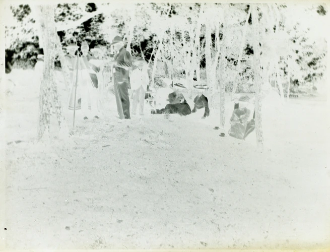 Groupe de gens assis dans la forêt - Paul Haviland