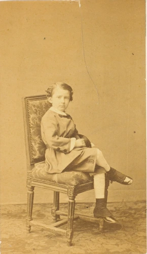 Jeune garçon assis sur une chaise - Pierre Lanith Petit