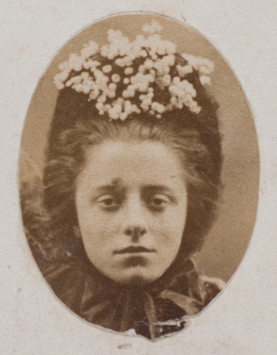 Clementina Hawarden - Isabella Grace Maude de face portant un chapeau avec des f...
