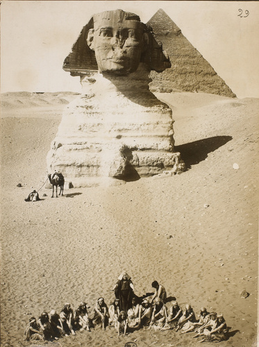 Harry C. Ellis - Loïe Fuller posant avec ses élèves devant le sphinx