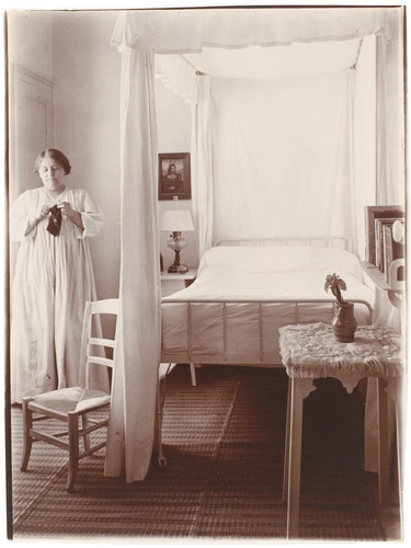 Jenny Girard de Vasson - Autoportrait dans la chambre de la photographe, Abbaye ...