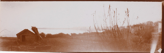 Cabane au bord d'un lac