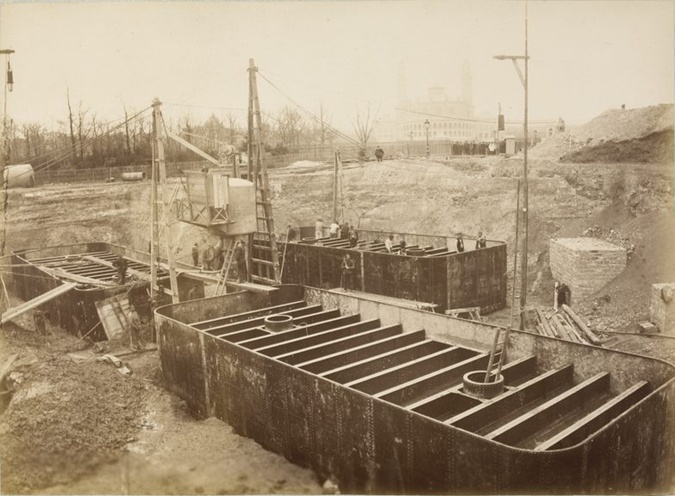 Pierre Lanith Petit - Travaux de construction de la Tour Eiffel. Caisson métalli...