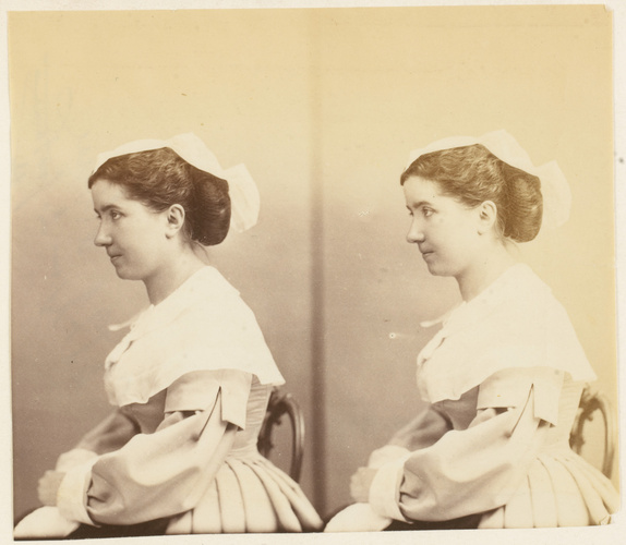 André Adolphe Eugène Disdéri - Mme Victoria Lafontaine assise, en deux poses