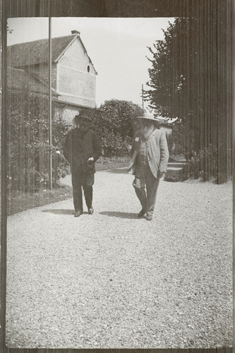 Pierre Bonnard - Claude Monet (et un personnage non identifié) marchant dans une...