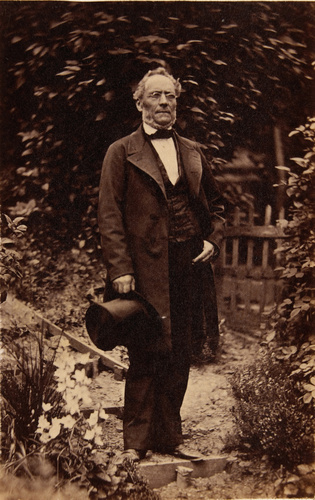 Achille Bonnuit - Homme en pied, son chapeau à la main dans le jardin