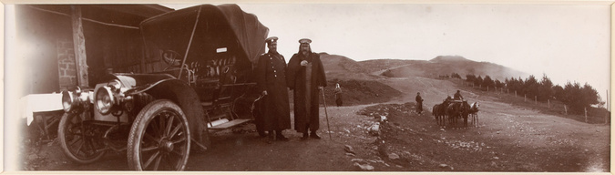 Philippe d' Orléans - Le Tsar posant à côté d'une automobile, sur une route de c...