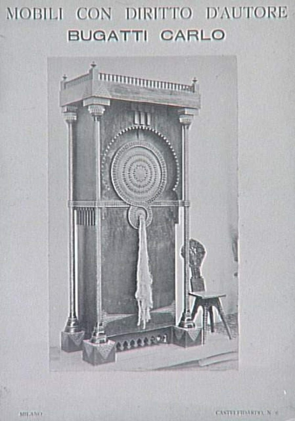 Anonyme - Photographie d'une armoire à quatre colonettes d'angle de Carlo Bugatt...
