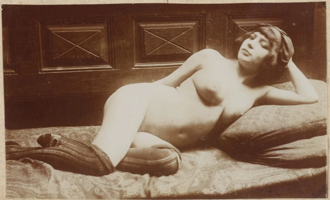 François-Rupert Carabin - Femme nue couchée, vue de face, main gauche sur la têt...