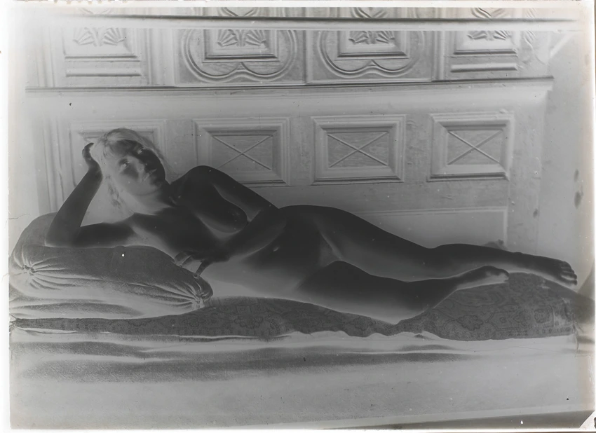 François-Rupert Carabin - Femme nue couchée, la tête appuyée sur la main droite