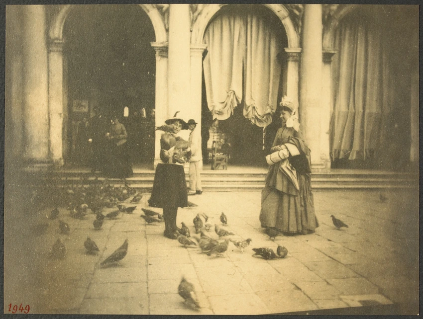 Venise : femme et enfant donnant à manger à des pigeons - Anonyme