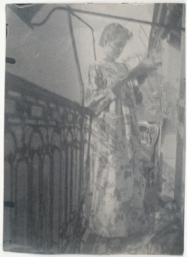 Henri Rivière - Madame Rivière debout sur un balcon, lisant