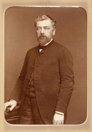 Ernest Appert - Gustave Eiffel, debout à mi-corps, main droite posée sur quatre ...