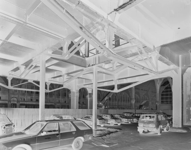 Jim Purcell - Pavillon amont, parking sous les charpentes métalliques du pavillo...