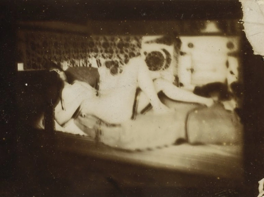 Pierre Bonnard - Marthe couchée sur le dos, les jambes relevées, le visage dissi...