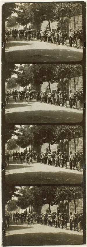 Auguste Lumière - Plaque 3, film 33, départ de cyclistes, Lyon