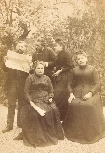 Anonyme - Ledru père, au centre à sa droite Alice, elle a 18 ans, devant à gauch...