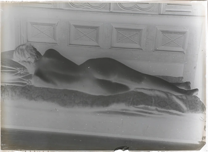 François-Rupert Carabin - Femme nue couchée sur le côté gauche, de dos, jambes c...