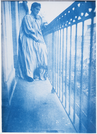 Henri Rivière - Madame Rivière debout sur un balcon en compagnie d'un chien, app...