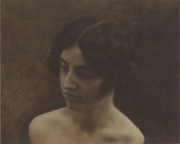 André Hachette - Tête de jeune femme en bandeaux bruns, épaules nues