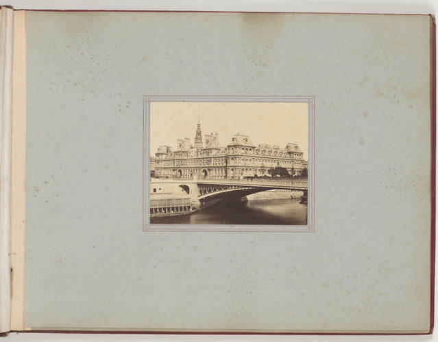 Charles Marville - Vue générale de l'Hôtel de Ville de Paris avant l'incendie de...