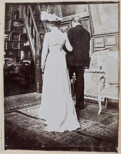 Anonyme - Yvonne Rouart et son beau-père, de dos, dans l'atelier d'Henri Rouart