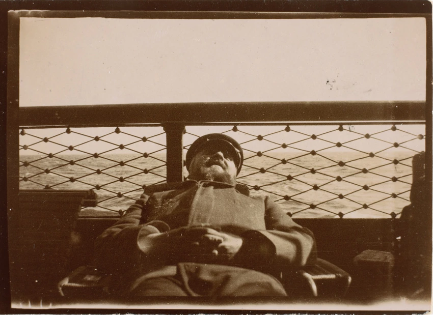 Auguste Delaherche - Sur le pont d'un bateau, un marin assis